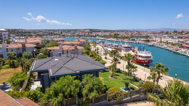 Çeşme Dalyan'da Marinaya Sıfır Deniz Manzaralı Eşyalı Villa 5