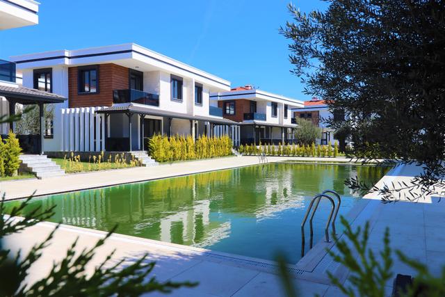 Altınoluk Deniz Tarafında Satılık Havuzlu Sitede Villa 5