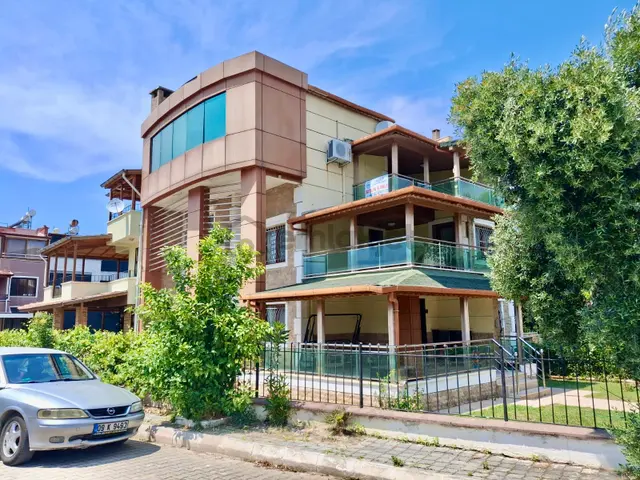 Sahil Siteleri 280m2 Kullanımlı 6+1 Müstakil Villa 3