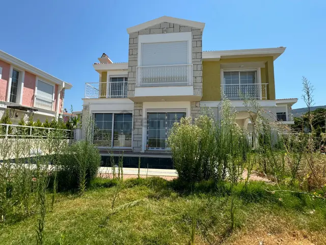 Kuşadası'nda Denize Yakın 4+1 Müstakil Havuzlu Villa 3