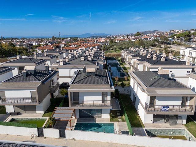 Kuşadası Soğucak Sahilde Denize Yakın Özel Havuzlu 4+1 Villa 5