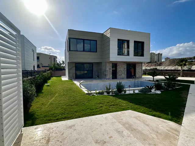 Kuşadası'nda Satılık Doğalgazlı Fırsat Villa 2