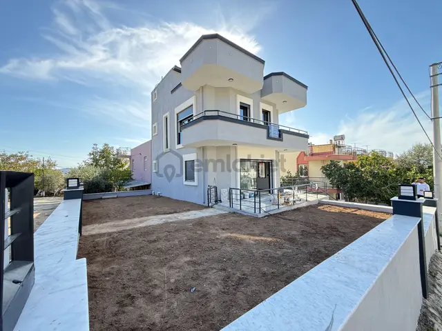 Ürkmez'de Deniz Manzaralı Müstakil Ayrı Mutfak 3+1 Köşe Villa 2