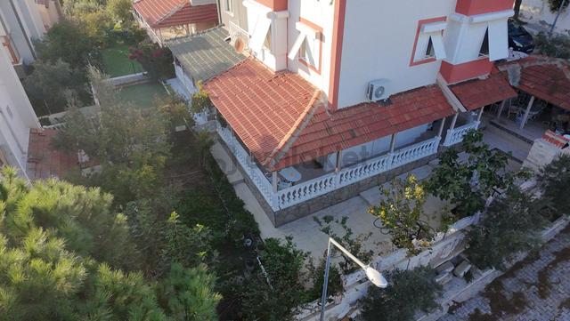 Seferihisar Akarca'da Site İçerisinde Müstakil Bahçeli Köşe Konumda 6+1 Tripleks Villa 5