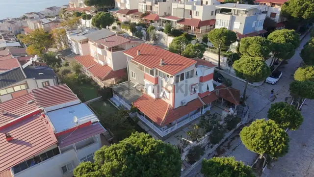 Seferihisar Akarca'da Site İçerisinde Müstakil Bahçeli Köşe Konumda 6+1 Tripleks Villa 2