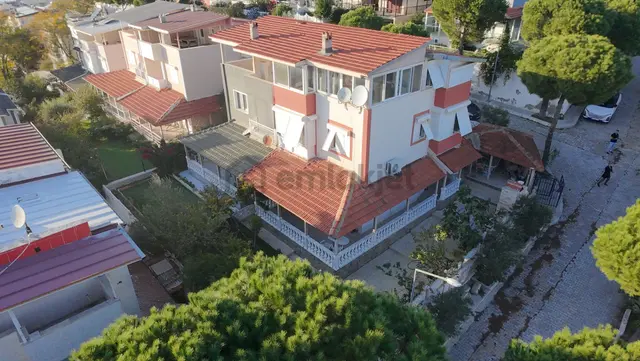 Seferihisar Akarca'da Site İçerisinde Müstakil Bahçeli Köşe Konumda 6+1 Tripleks Villa 3