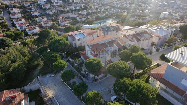 Seferihisar Akarca'da Site İçerisinde Müstakil Bahçeli Köşe Konumda 6+1 Tripleks Villa 4