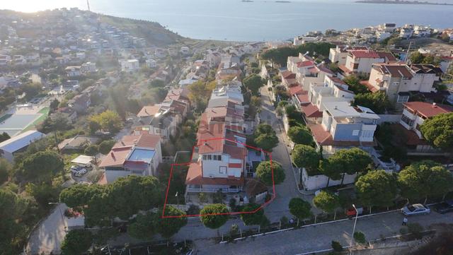 Seferihisar Akarca'da Site İçerisinde Müstakil Bahçeli Köşe Konumda 6+1 Tripleks Villa 1