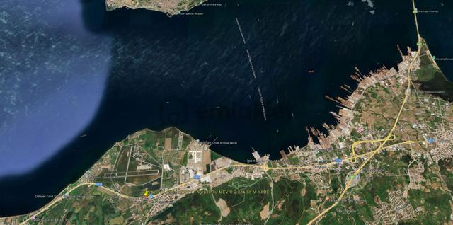 Yalova İli Çiftlikköy İlçesi Taşköprü'de 2884 M² İçerisinde Yapı Bulunan Tarla E5'e 200 Cepheli 4