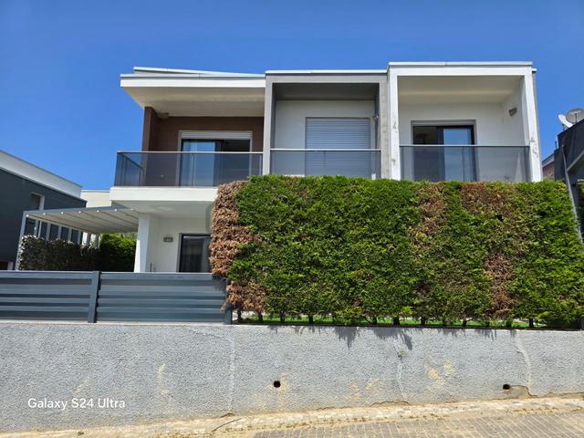 Kuşadası Kadınlar Denizinde Sahile Yürüme Mesafesinde 3+1 140m2 Tek Müstakil Özel Havuzlu 2