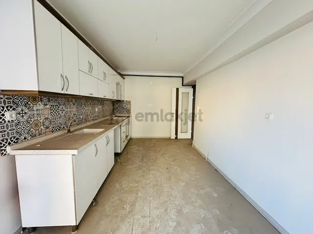 Başpınar Mahallesinde Ebeveyn Banyolu 3+1 Katta Satılık Daire !! 3
