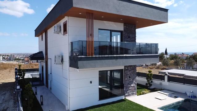 Yeniçiftlik'de Ultra Lüks Havuzlu Yerden Isıtmalı İskanlı 4+1 Villa 3