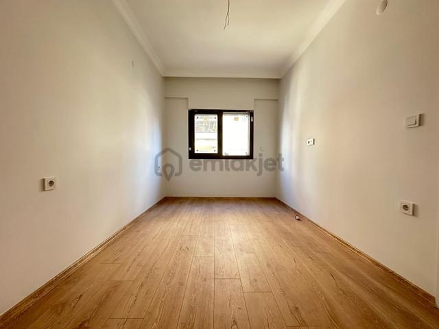 Karşıyaka Bahariye De Satılık 5 Katlı Nın Ara Katın Da Daire K. Mutfak Fiyat.9.600tl 4