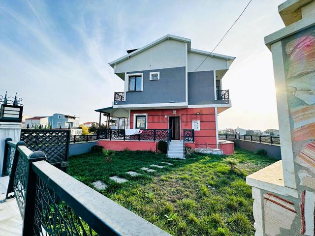 Yeniçiftlikte Denize Yakın Cadde Üstü Geniş Bahçeli 3+1 Villa Yazlık 1