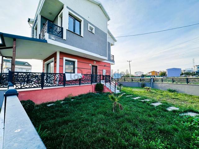 Yeniçiftlikte Denize Yakın Cadde Üstü Geniş Bahçeli 3+1 Villa Yazlık 3