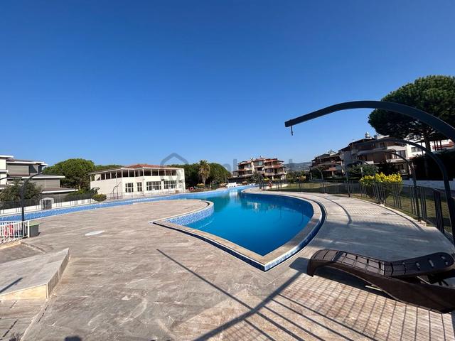 Kuşadası Davutlar Bölgesi Denize 700 Mt 5+1 Satılık Villa 1