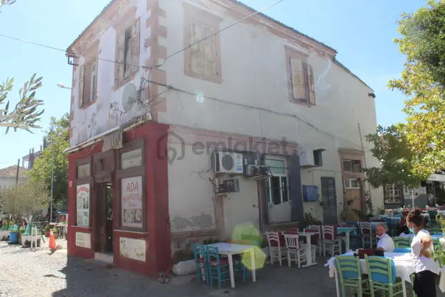 Cunda'da Ticari Faliyete Uygun Dükkanlar Ve Daire Taş Bina 2