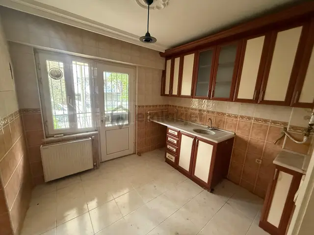 Teyfikiye Mahallesi🏡 ✅3+1 120m2 5 Katlının Zemin Katı ❇️özelikli Petek Kombili 1