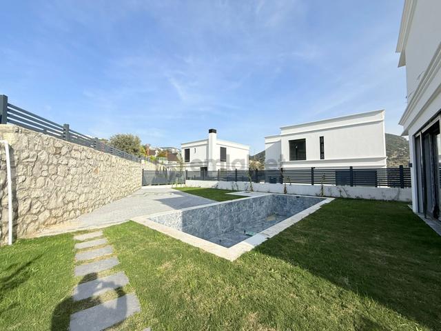 Kusadasında Satılık-özel Havuz/otopark-yerden Isıtma-lüx-500m2 Bahçe-tamamı Müstakil ( Takasa Açık) 4