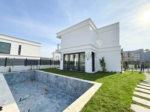 Kusadasında Satılık-özel Havuz/otopark-yerden Isıtma-lüx-500m2 Bahçe-tamamı Müstakil ( Takasa Açık) 5
