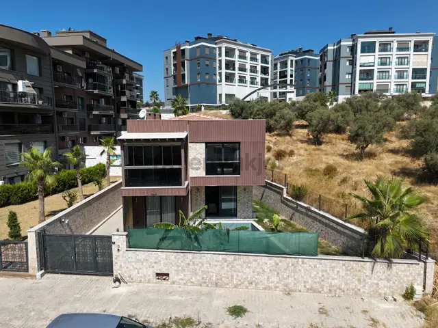 Kusadasında Satılık-özel Havuz/otopark-yerden Isıtma-lüx-480 M2 Bahçe-full Esyalı-tamamı Müstakil 2