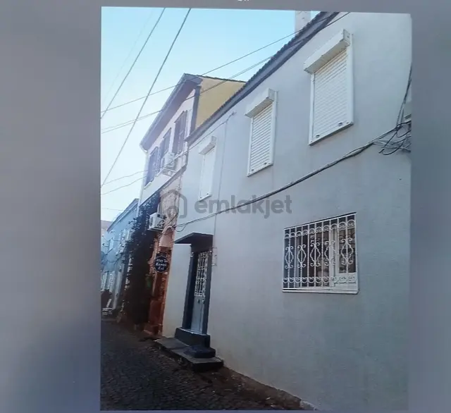 Ayvalık Merkez'de Köşe Konumlu Avlulu 2 Katlı 2+1 Taş Rum Evi 3