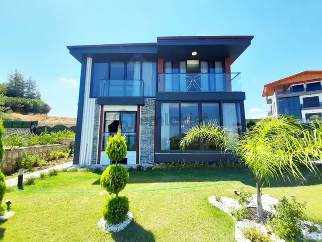 Bayram Hacılı'da Panaromik Göl Manzaralı Bağımsız Ultra Lüx Sıfır 4+1 Villa !!! 3