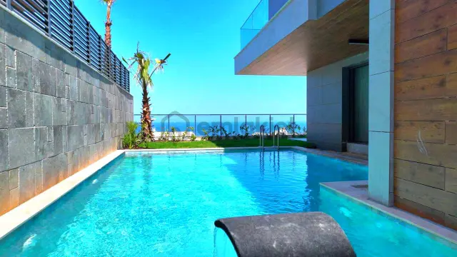 Kuşadası Merkezde Özel Açık Ve Kapalı Havuzlu Ultra Lüks Sıfır Villa 3