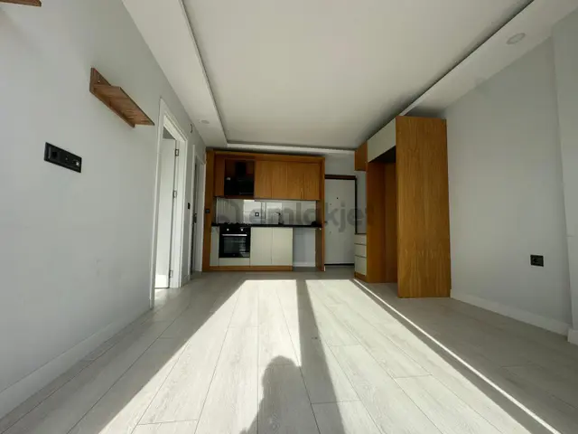 Altıntaşta Caddeye Yakın Havuzlu Katta Satılık Daire 3