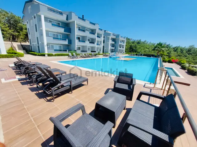 Özel Site İçinde Eşyalı | Köşe Konumlu, Manzaralı 2+1 Yazlık Daire Özel Site İçinde Eşyalı | Köşe Konumlu, Manzaralı 2+1 Yazlık Daire