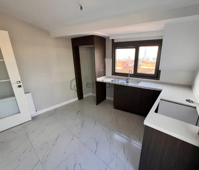 K.yalı E'5 Metroya Yakın Ferah 3+1 Dubleks Daire 1