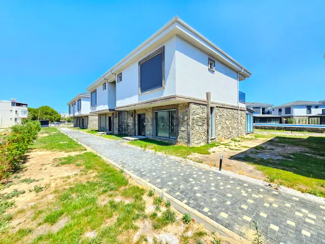 ▶ ▶ Akçay Körfez'den Denize Sıfır Havuzlu Site İçinde 3+1 Sıfır Satılık Villa 1