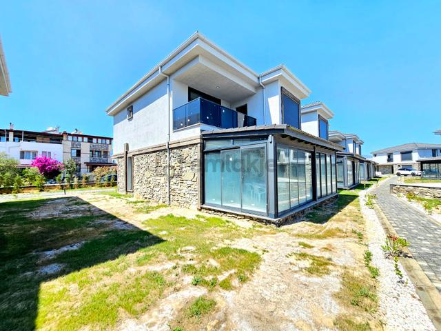 ▶ ▶ Akçay Körfez'den Denize Sıfır Havuzlu Site İçinde 3+1 Sıfır Satılık Villa 4