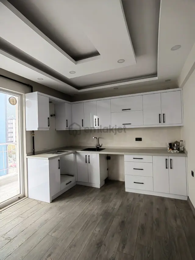 Akçay Emlak'tan Akşehir Gazi Mahallesi Yeni Hastahane Yolunda Sıfırdan Farksız Kiralık 3+1 Daire 1