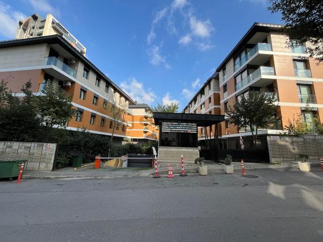 Acıbadem Koşuyolu Konaklarında Satılık 3+1 Arakat Geniş Daire