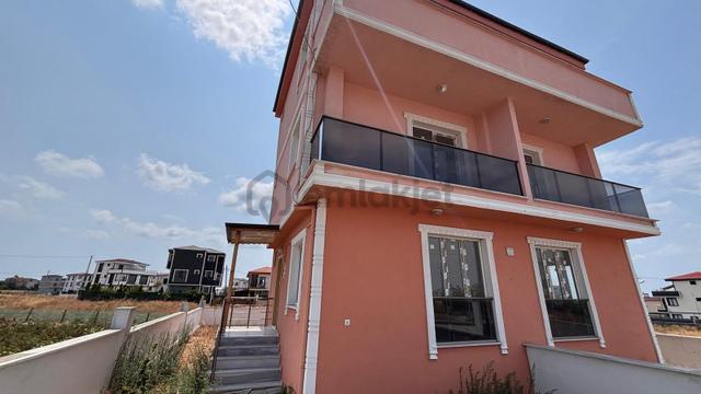Marmara Ereğlisi’nde Yaz-kış Oturuma Uygun Satılık Villa! Kanat Emlak 2