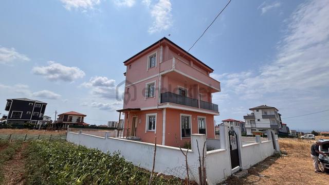 Marmara Ereğlisi’nde Yaz-kış Oturuma Uygun Satılık Villa! Kanat Emlak