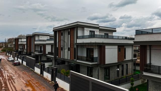 Karasu'da Geniş Aileler İçin İdeal Teraslı 5+1 Villa 1