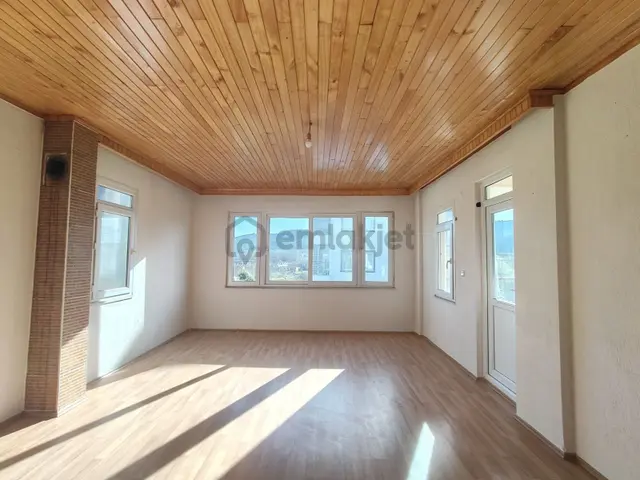 Seydikemer Sahil Zorlarda Yarı Müstakil Geniş Kiralık Daire 3