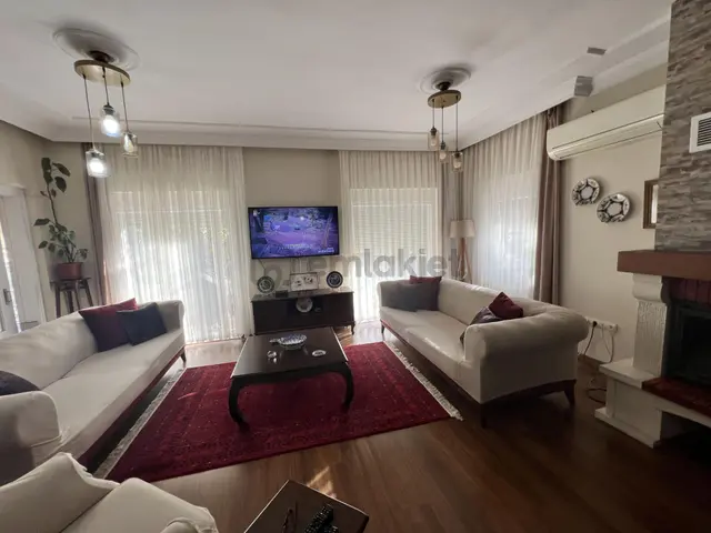 Ayvalık Cunda Da Satılık Muhtesem Villa.geniş Bahceli. 1