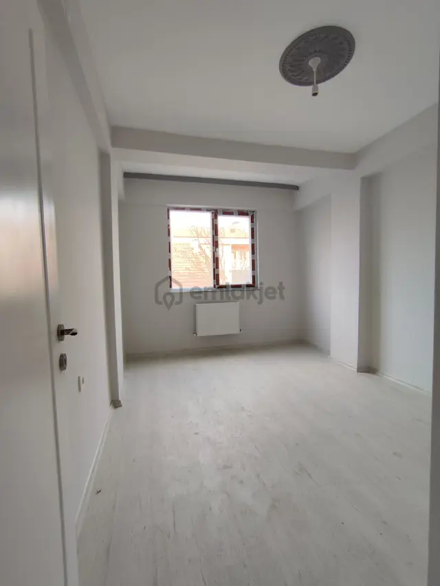 Özgür Gayrimenkul' 71 Evlerde Satılık 1+1 Daire