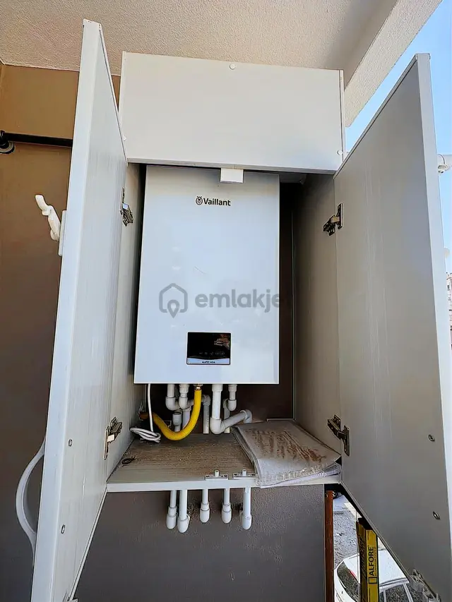 Emlak Buraya/ İzmir Buca Yeni Havuzlu Sitede 1+1 Satılık Daire 3
