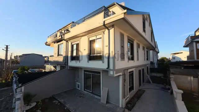 Sahile Yakın Bahçeli Kaçırılmayacak Fiyatta 4+1 Satılık Villa!!! 1