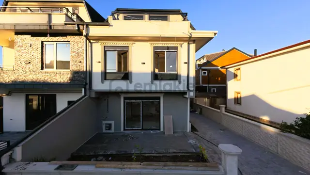 Sahile Yakın Bahçeli Kaçırılmayacak Fiyatta 4+1 Satılık Villa!!! 3