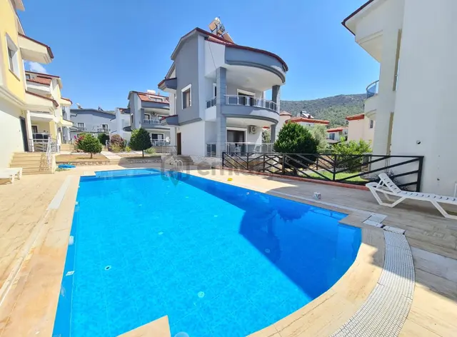 Havuzlu Site İçi Tam Müstakil Geniş Bahçeli Villa 1