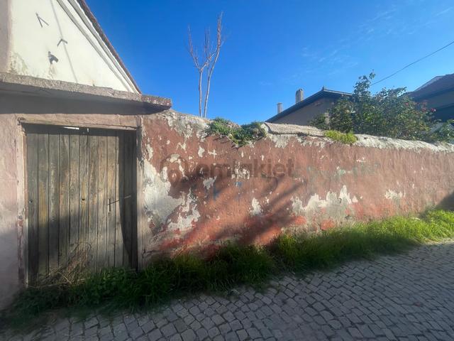 Ayvalık Merkez'de Geniş Bahçeli 2 Kata Musadeli Tek Katlı 2+1 Kagir Evi 3