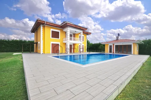 Silivri Selimpaşa'da 12.000m2 Arazi Üzerinde Satılık Lüks Villa 2