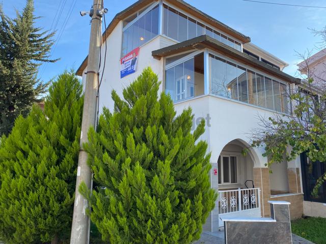 Altınova İskele Mevkiinde Denize Sıfır Sitede Satılık 3+1 Villa