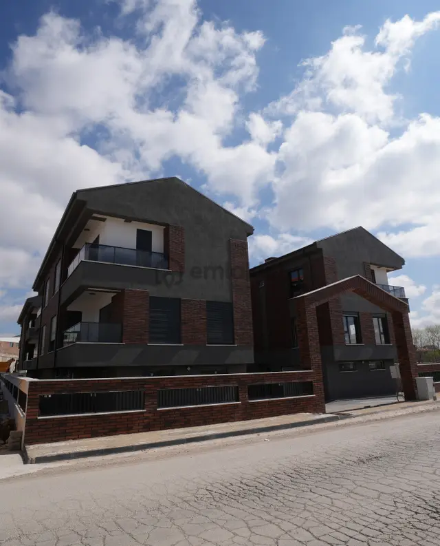 Bess'den Sazova Mahallesinde Site İçerisinde Satılık 4+1 Villa 1