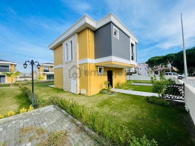 Kuşadasında Plaja Yakın Havuzlu Sitede Köşe Konumlu Tek Müstakil Sıfır Villa 5